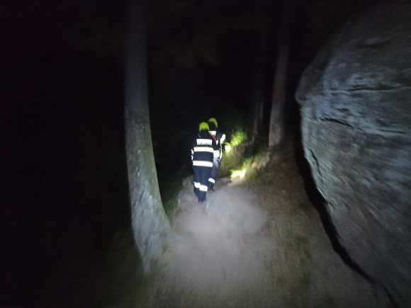 Ohniště bylo uhašeno s využitím zádových vaků, náročným terénem a ve tmě hasiči na vrchol Rudolfova kamene vynesli zhruba 100 litrů vody. Foto: Jakub Juda