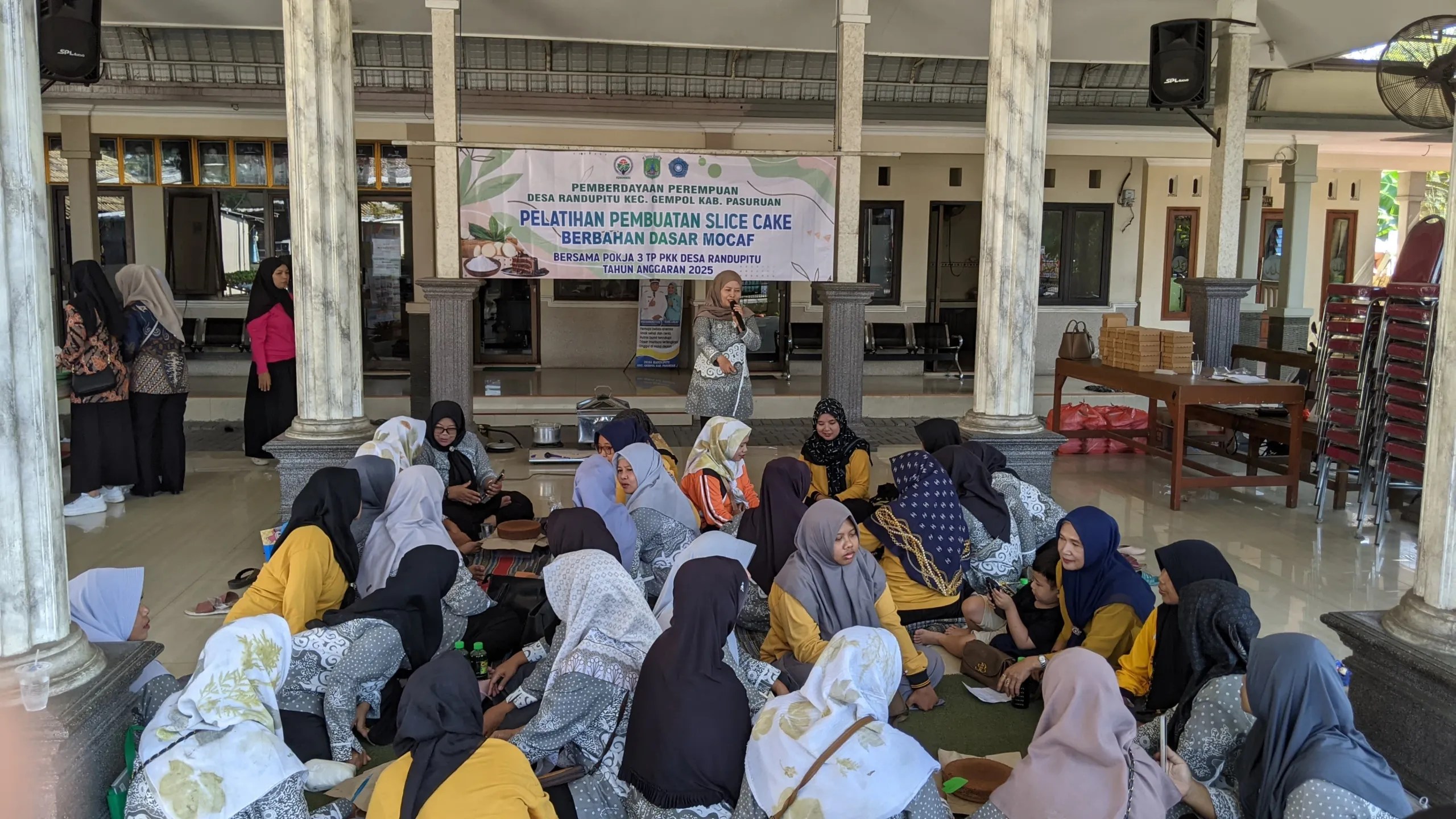 Mahasiswa UNU STAI Salahuddin dan PKK Randupitu Latih Warga Olah Cake Mocaf