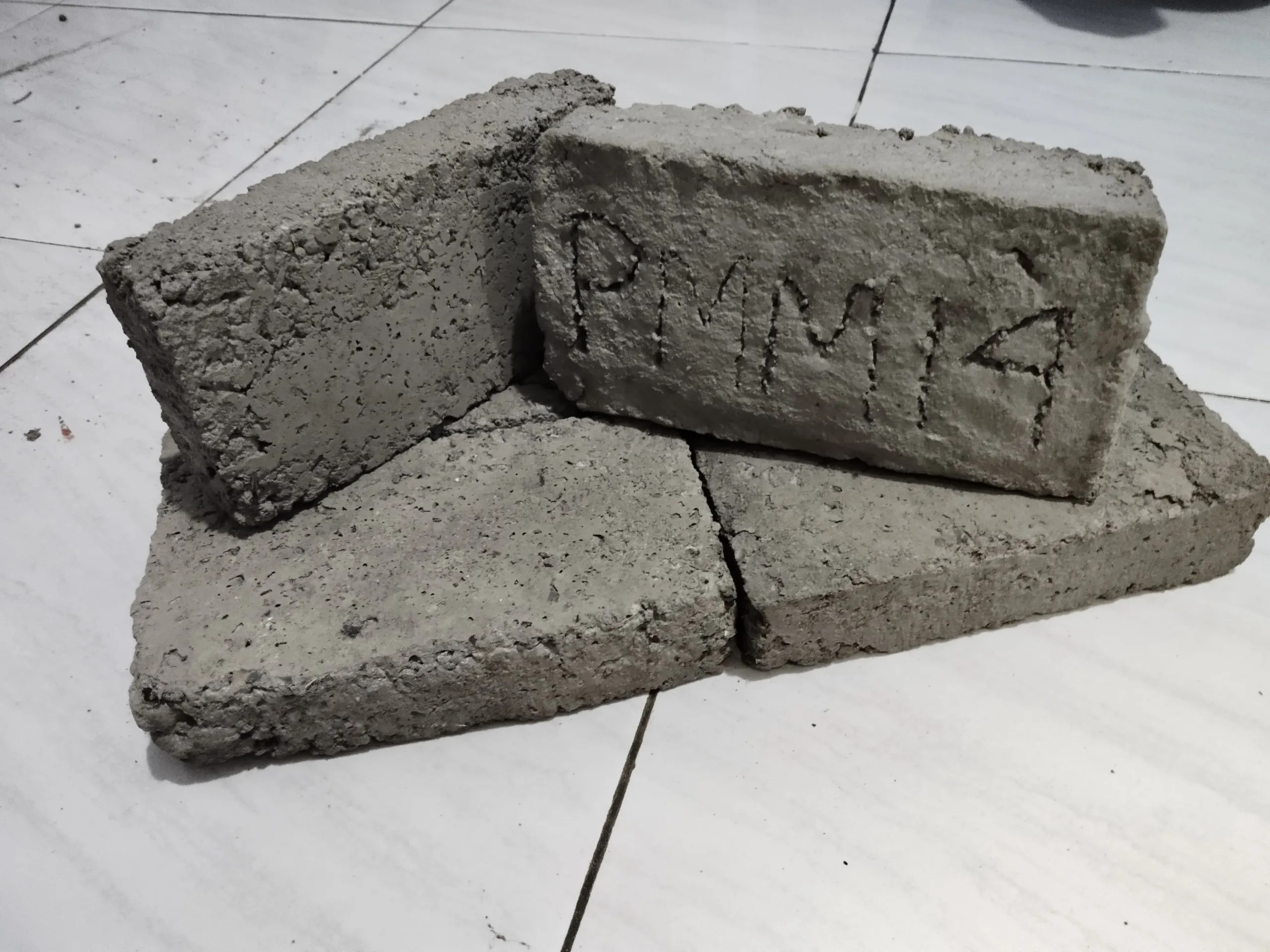Mahasiswa  UNU STAIS Pasuruan Kenalkan Inovasi Paving Blok dari Abu Sampah Non-Organik