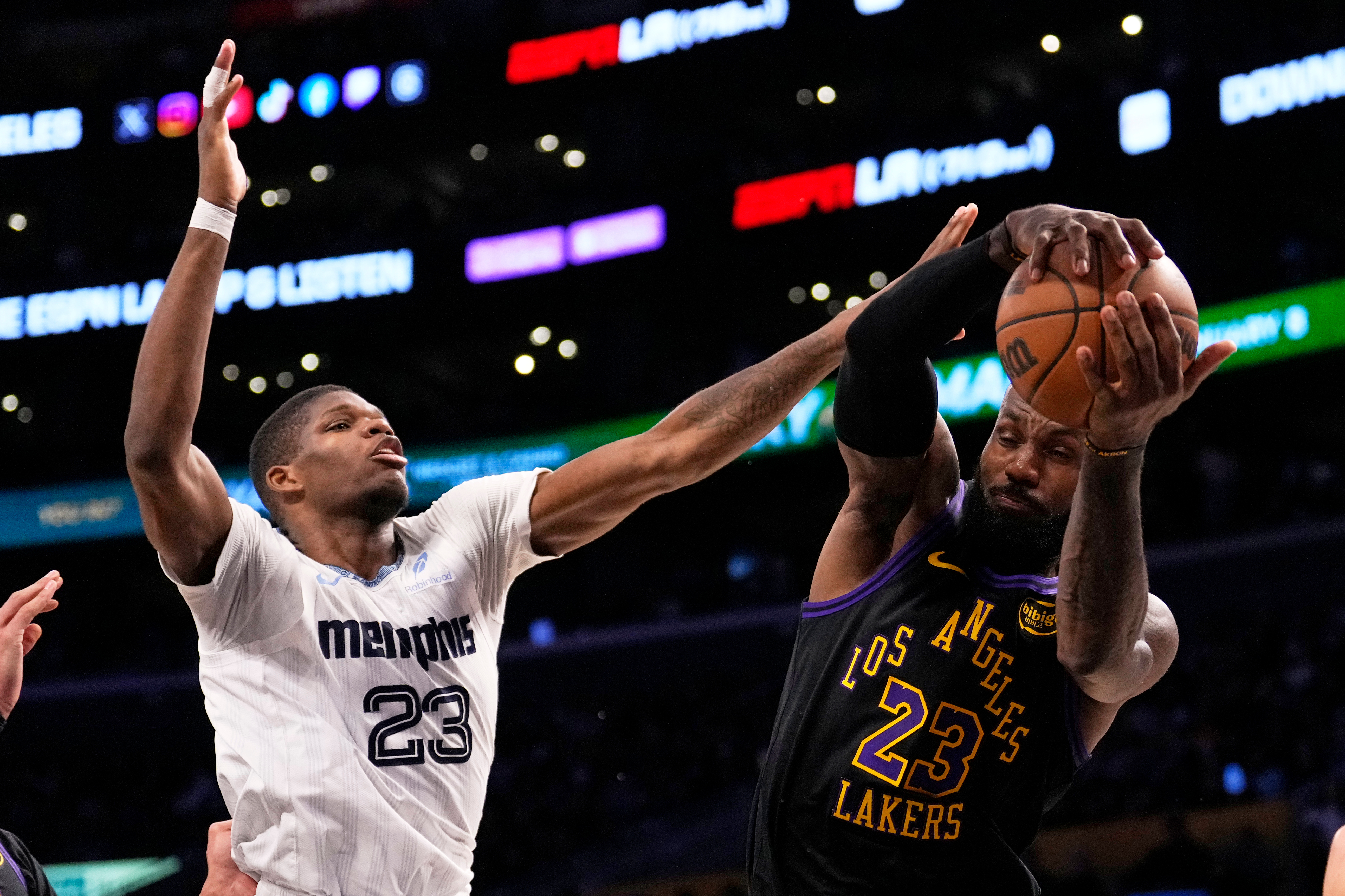 Luka Doncic LeBron James Lead Lakers Past Grizzlies To Kick Off 2026 