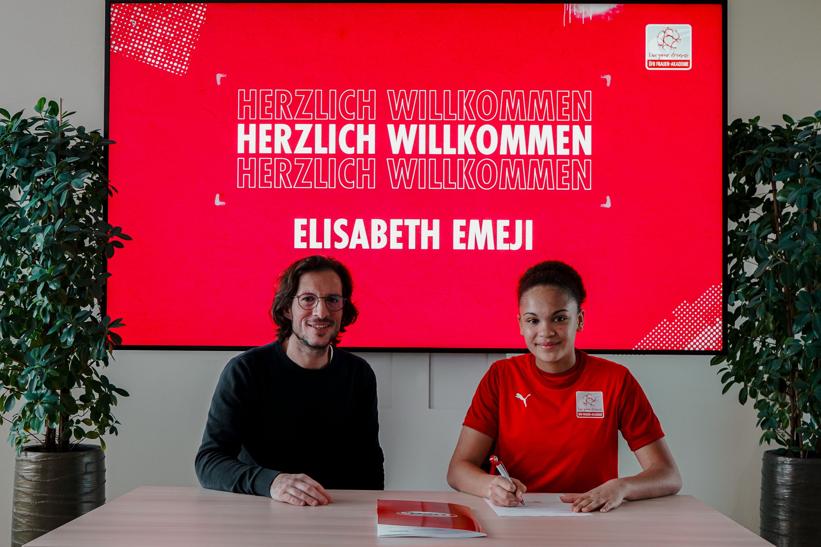 Marlene Bold Oefb At - Premium Minimal Illustration Gallery - Retina