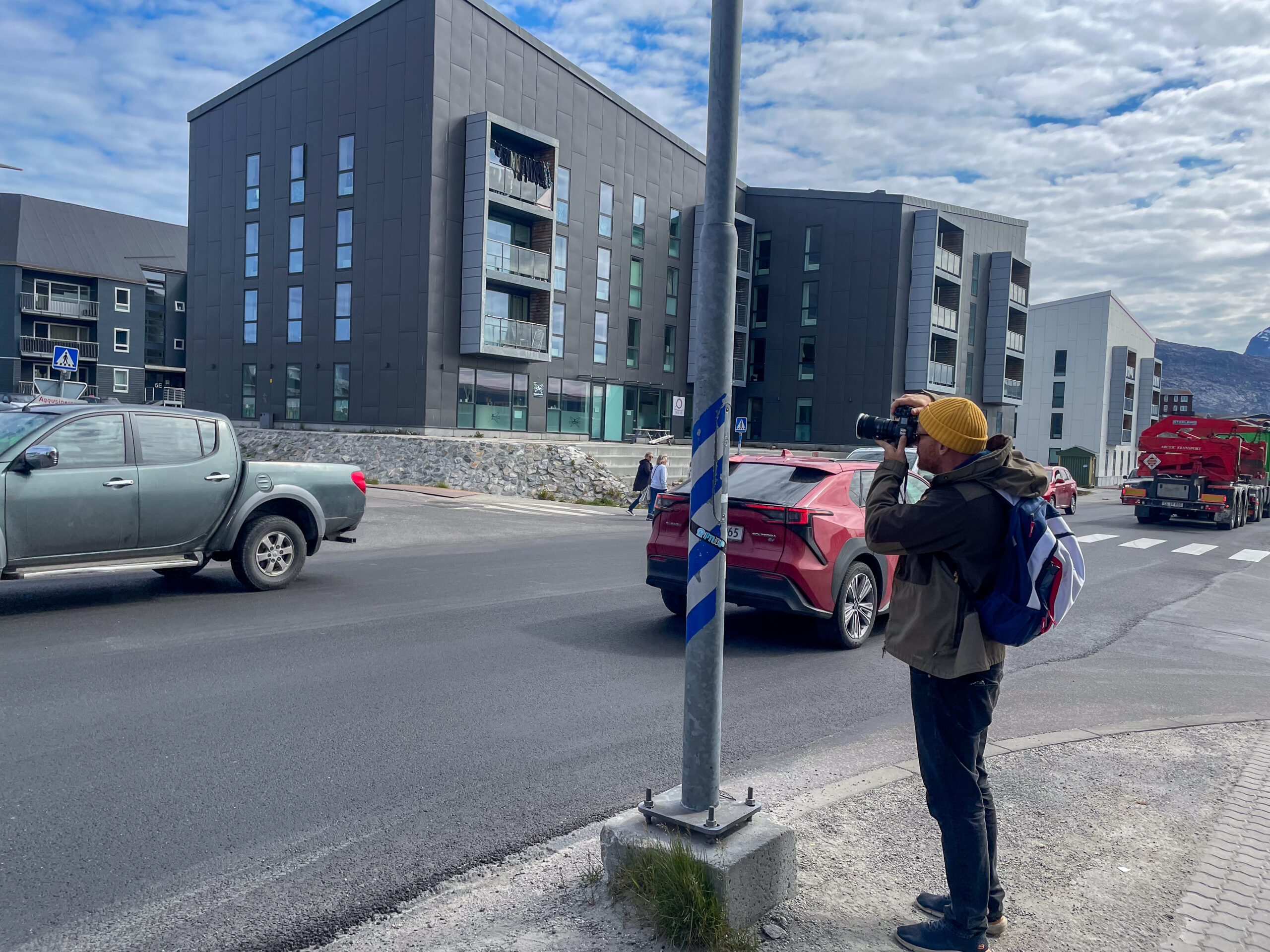 Offsides fotograf Daniel Nilsson på reportageresa i Nuuk på Grönland