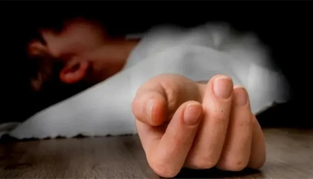 أب يعذّب طفلته حتى الموت لأنها زارت أمّها