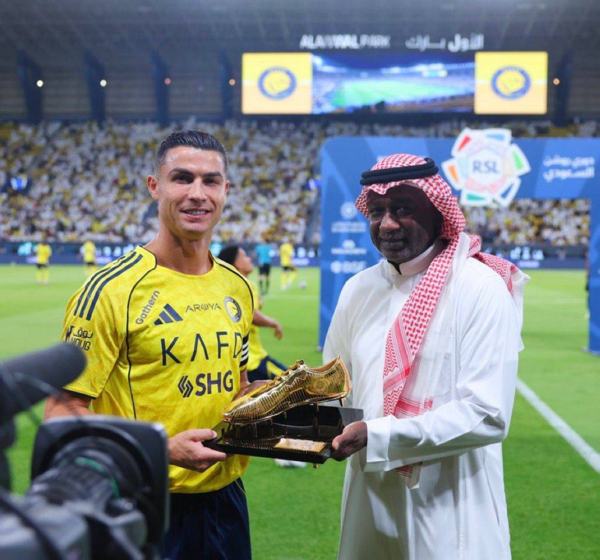 من يد أسطورة آسيا إلى يد أسطورة العالم – أخبار السعودية من يد أسطورة آسيا إلى يد أسطورة العالم – أخبار السعودية
