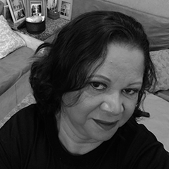 Mujer sonriente podría buscar "Cómo afiliarme a Omnilife" en línea