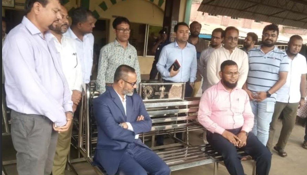 যশোর রেলওয়ে স্টেশনে নতুন বেঞ্চ স্থাপন