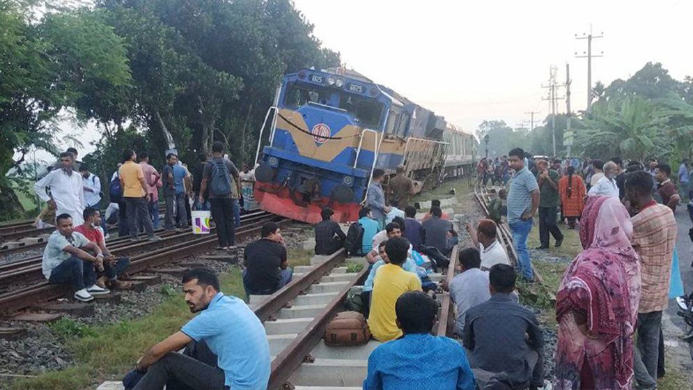 পাবনায় ট্রেনের বগি লাইনচ্যুত, ঢাকার সঙ্গে উত্তরবঙ্গের রেল যোগাযোগ বন্ধ