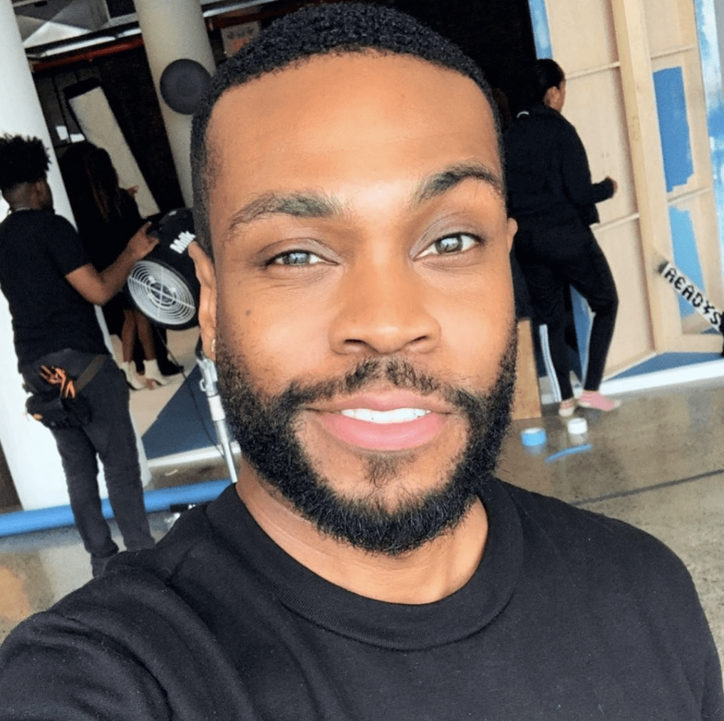 Merrell Hollis @merrellhollis Being a pro at your artistry is having the skill to work with all skin tones, types, and textures! This skill is the key to making it to the next level in artistry.