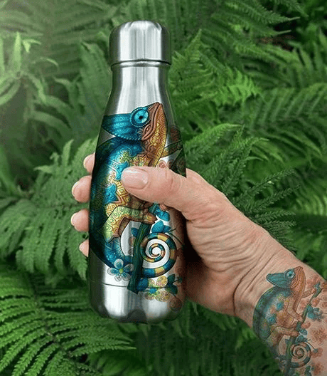 Pulverlack-Tattoo eines Chamäleons, das mit Digitaldruck auf eine Getränkeflasche appliziert ist.