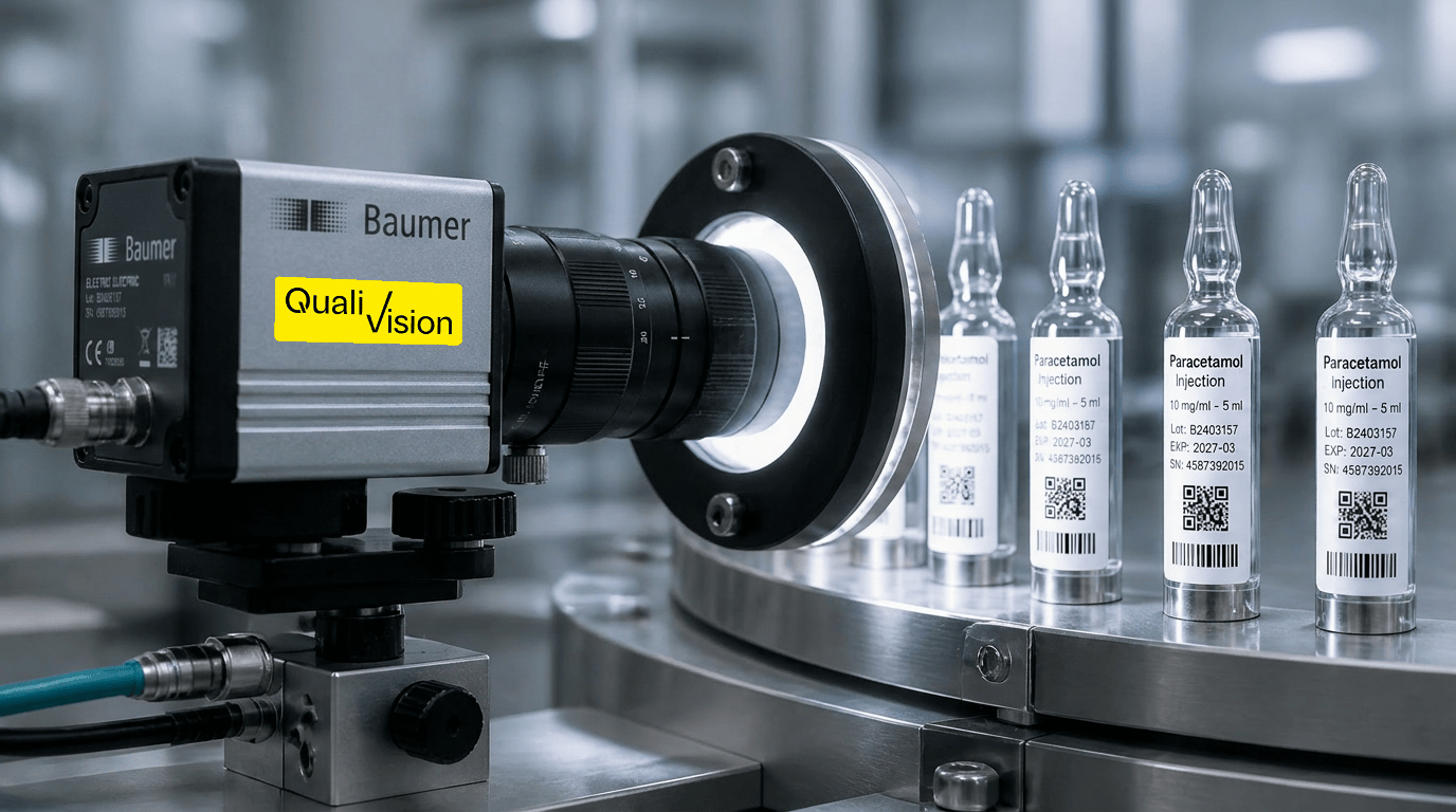 Industrielles Etikettenprüfung Kamera System zur Pharma Etikettenprüfung auf einem Rundtaktautomaten. Die Machine-Vision-Kamera verifiziert DataMatrix-Code, Barcode und Druckbild von Ampullenetiketten für FMD Verifikation und UDI Prüfung.