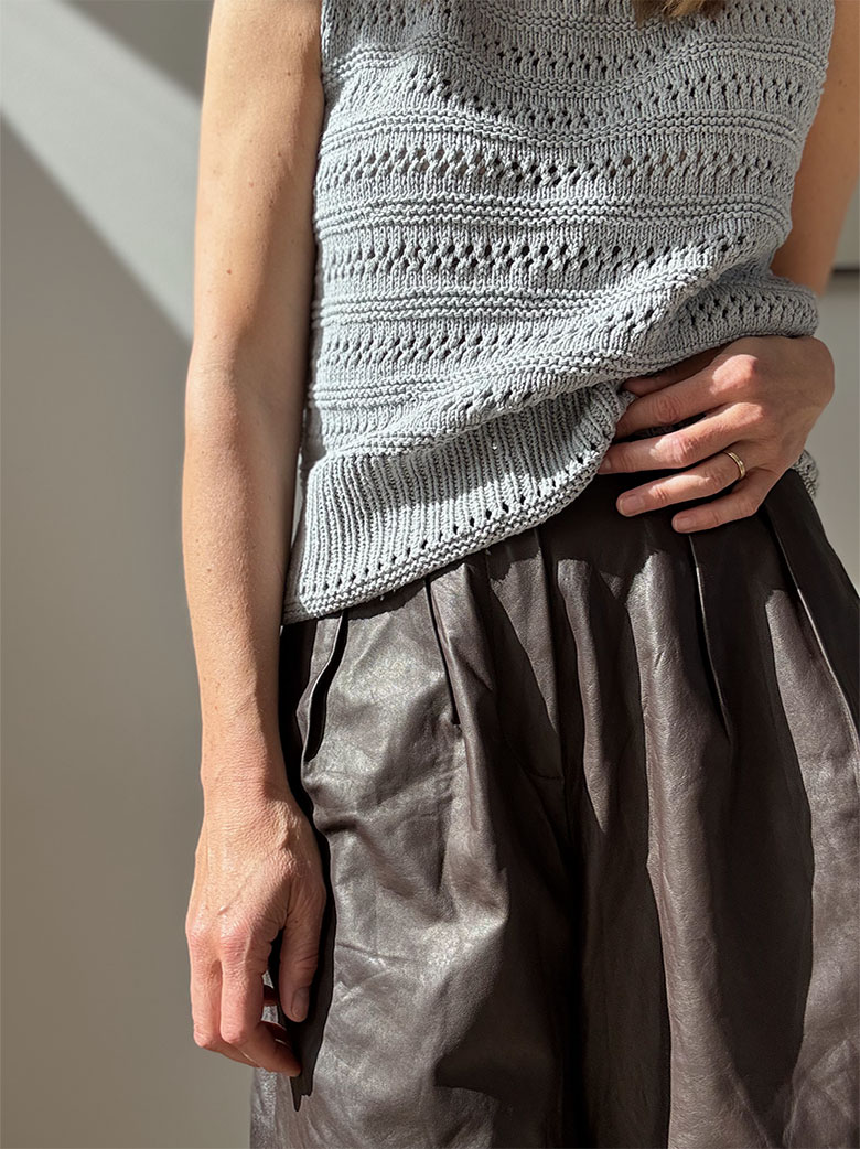 This LACEY_LOOP_TOP knitting pattern is in English