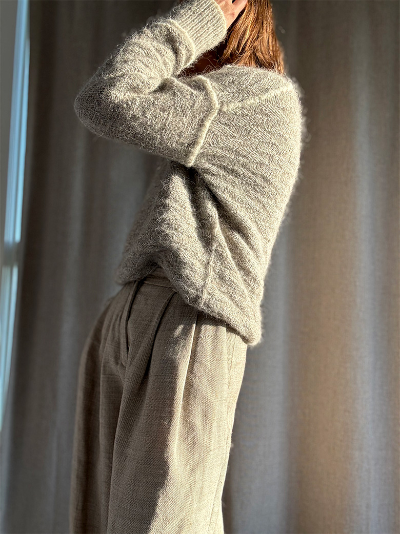 This ZOE_LOOP_SWEATER knitting pattern is in English.