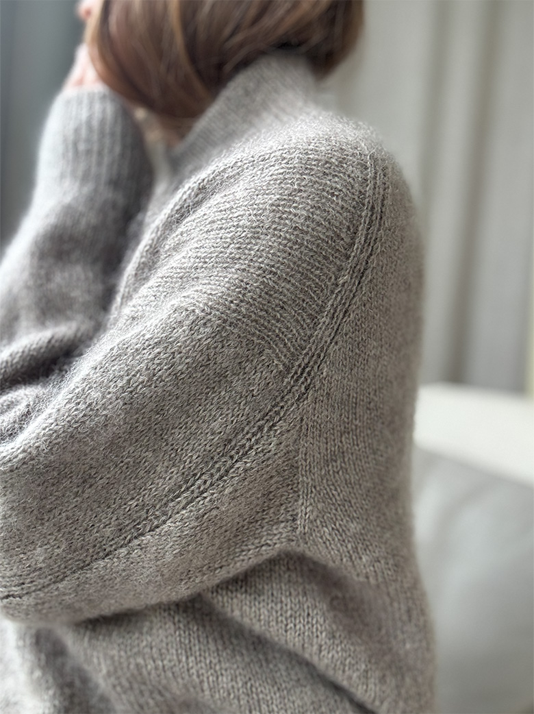 This ZOE_LOOP_SWEATER knitting pattern is in English.