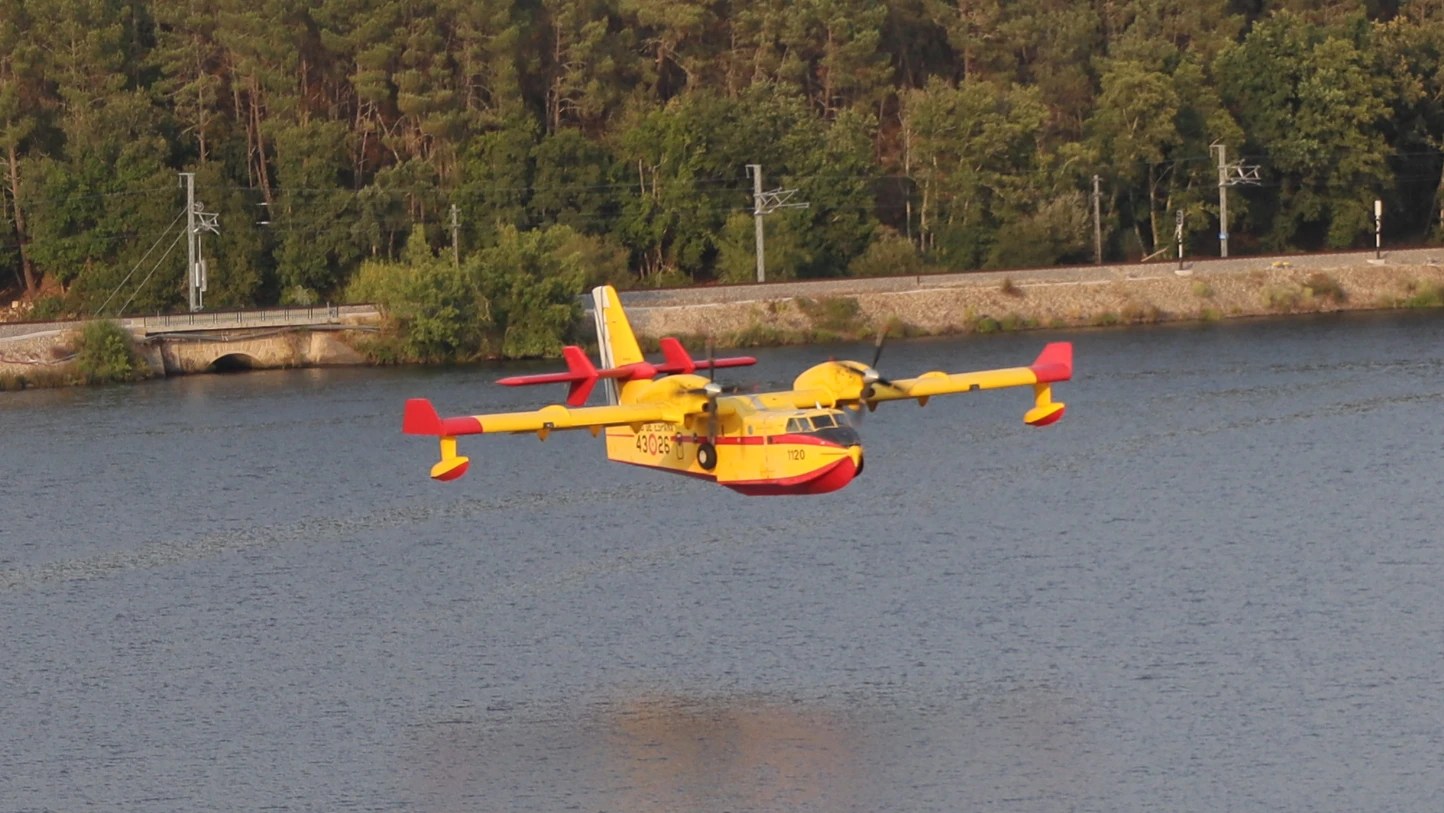 Avión recogiendo agua para apagar un incendio