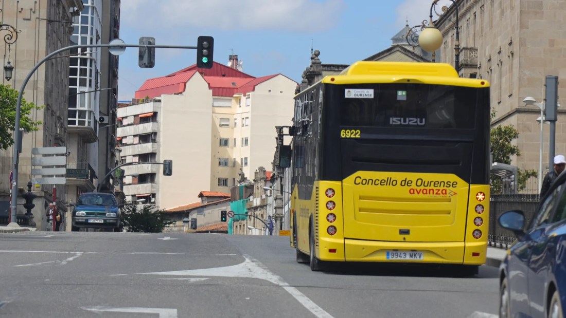 Autobús de Ourense en la calle Progreso