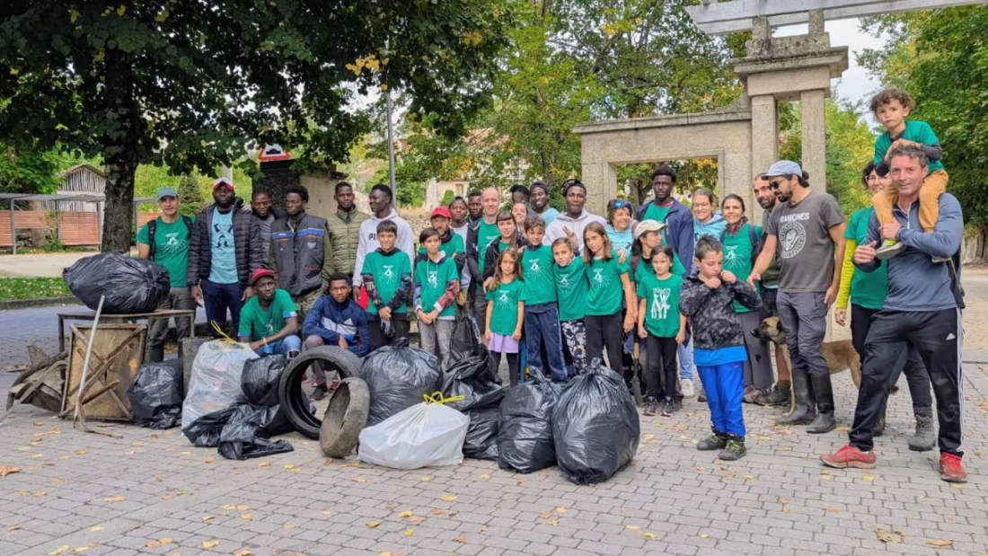 Voluntarios en la limpieza del río Arnoia