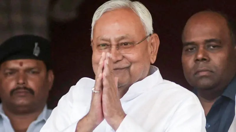 Why are the leaders of the Grand Alliance protesting outside the Bihar Assembly
