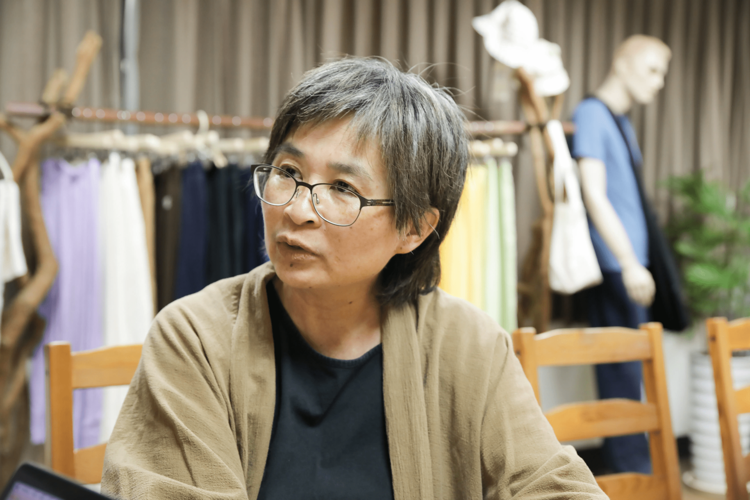 藍天畫布創辦人昶君看向左方,分享品牌對於有機棉以及環保的理念