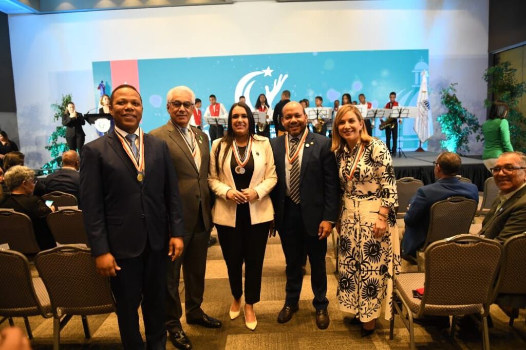 Foto funcionarios EDedur. DGII, DIDA y otras entidades galardonas
