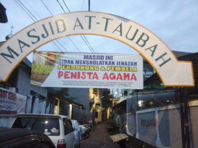 Spanduk “Tolak Shalatkan Jenazah Ahokers” Dicopot dan Hilang Misterius