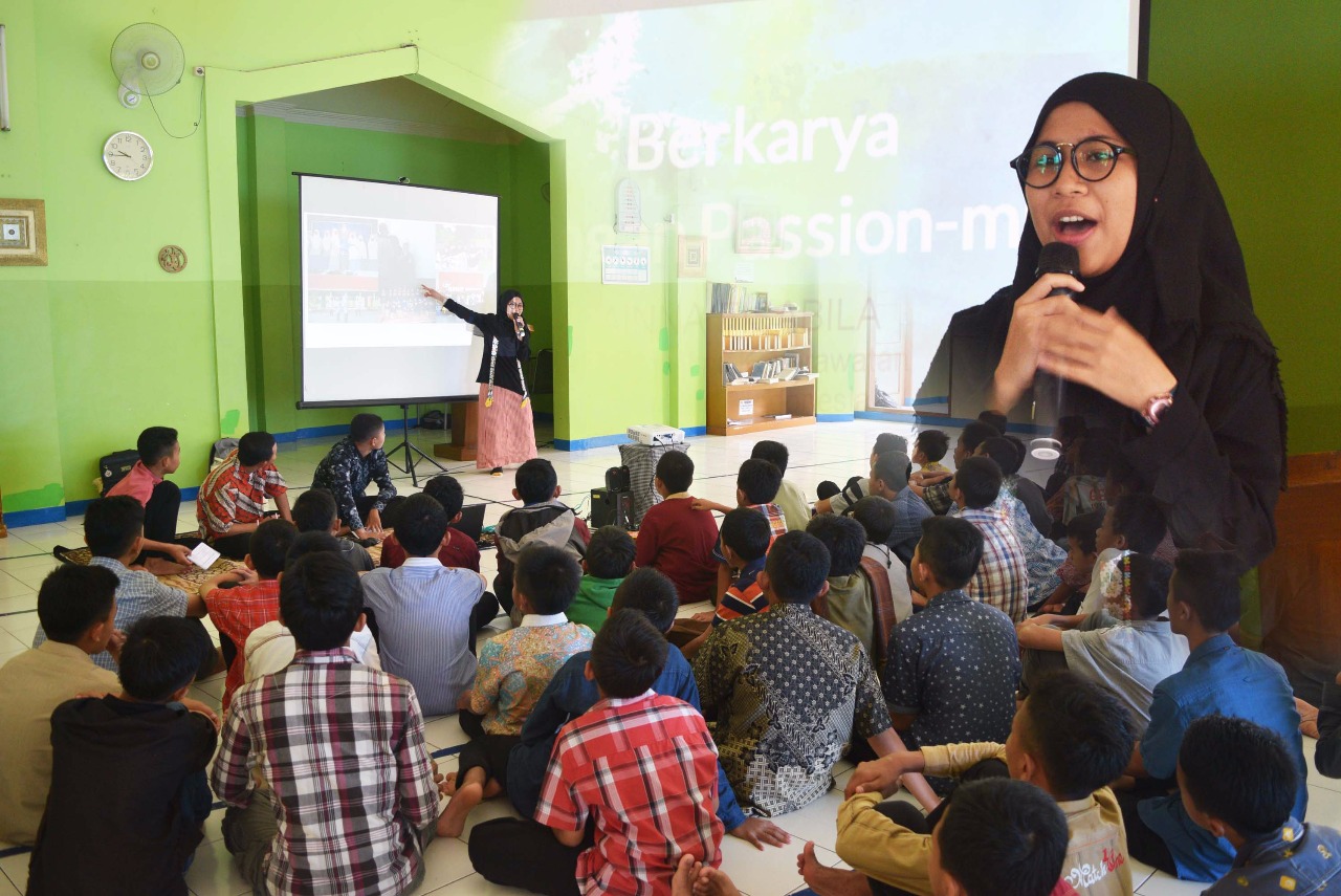 Sosok Muda Penuh Karya Mengisi Ruang Inspirasi di SMART Ekselensia Indonesia