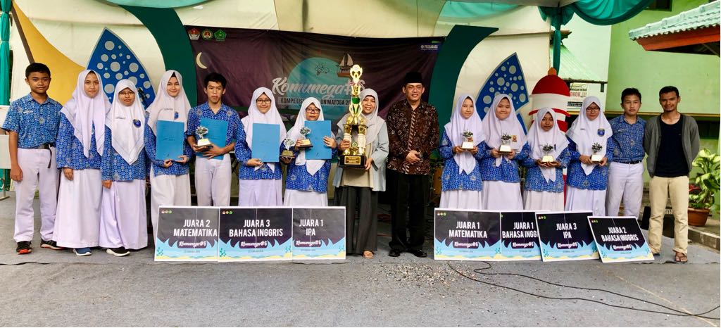 Trofi Piala Bergilir Rektor UNY Berhasil Diboyong SMP Muh PK Solo