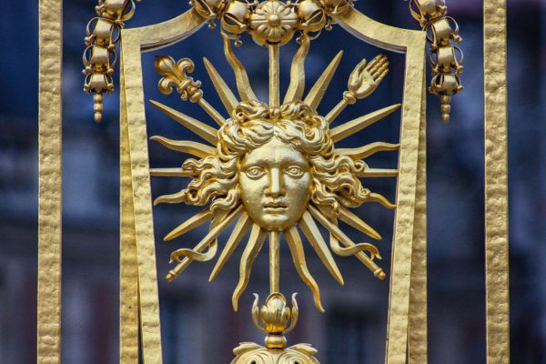 Versailles, France - Août 6, 2016 : Emblème du Roi Soleil sur
