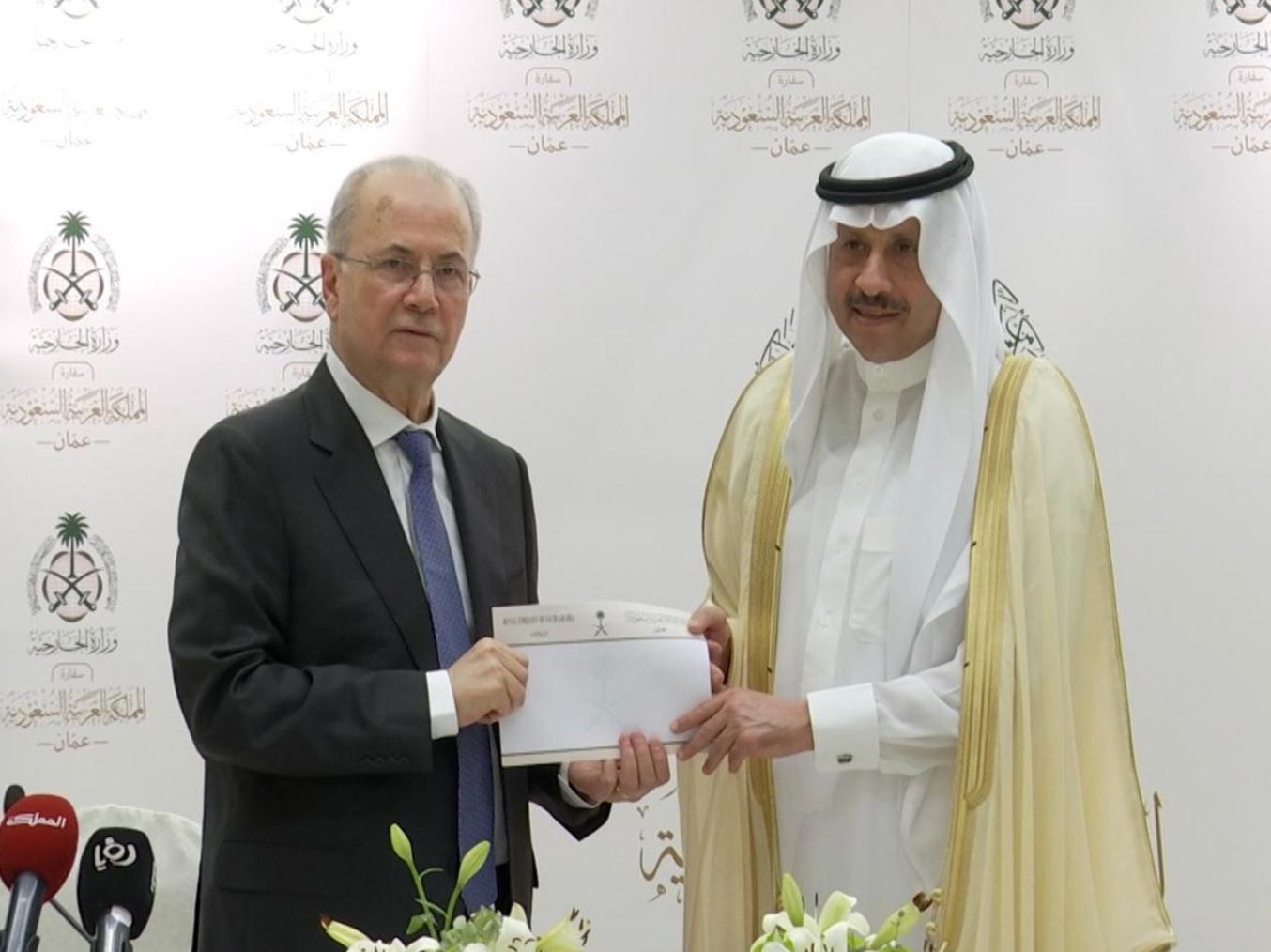 رئيس الوزراء محمد مصطفى خلال لقائه السفير السديري حيث تسلم الدفعة الشهرية الأولى لدولة فلسطين