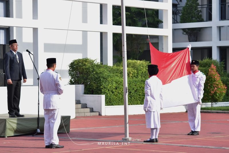 Pada peringatan upacara bendera hari pendidikan nasional tahun 2017 seragam yang digunakan oleh pelaksana upacara tersebut. Peringatan Hardiknas 2019 Momen Refleksi Pelaku Dunia Pendidikan Politeknik Elektronika Negeri Surabaya