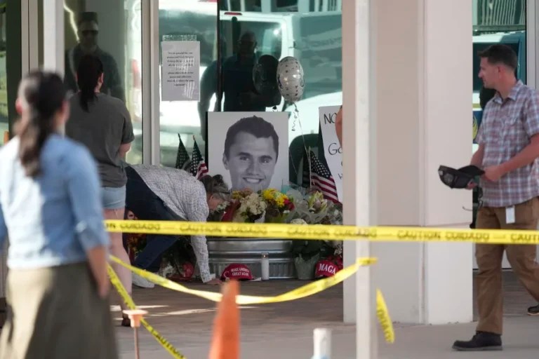 Charlie Kirk: El FBI intensifica la búsqueda del asesino tras la difusión de nuevas imágenes