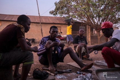 Blog_forgerons-2 À Seko Gbabourou - le quartier des forgerons - énormément de jeunes passent leurs journées à fabriquer des objets en fer recyclé plutôt que d'aller à l'école. // Banikoara - 2017