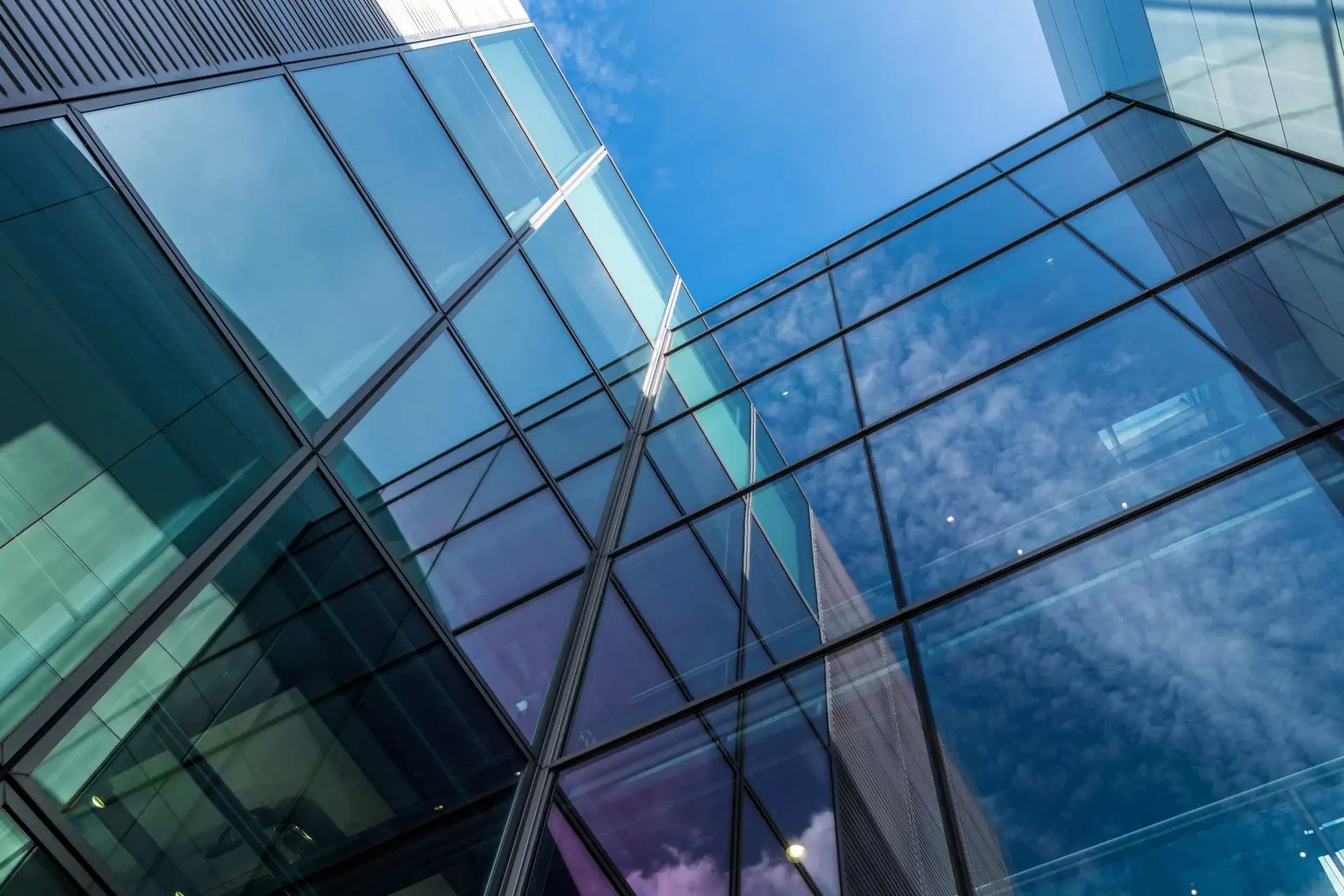 Gebäudetönungsfolien / Hitzeschutzfolien für Bürogebäude und private Räumlichkeiten