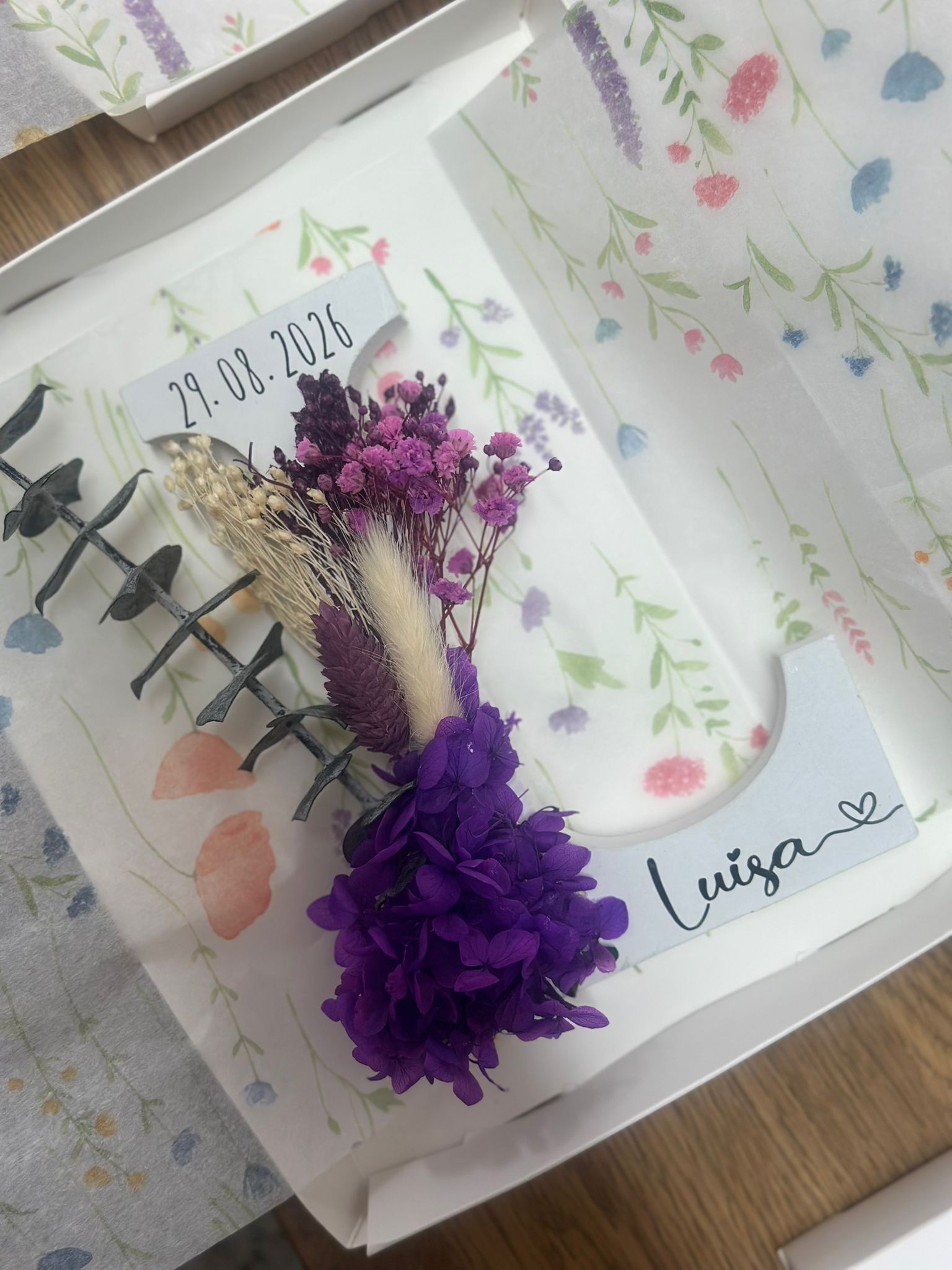 Inicial con flor preservada Tonos lilas