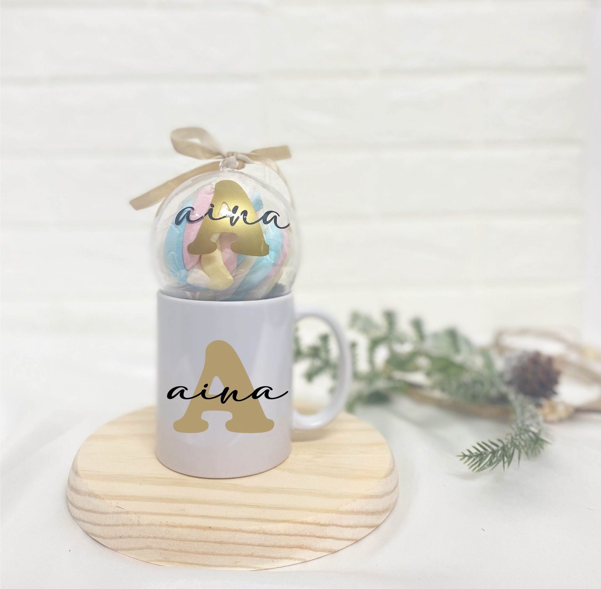 Taza inicial con bola de navidad
