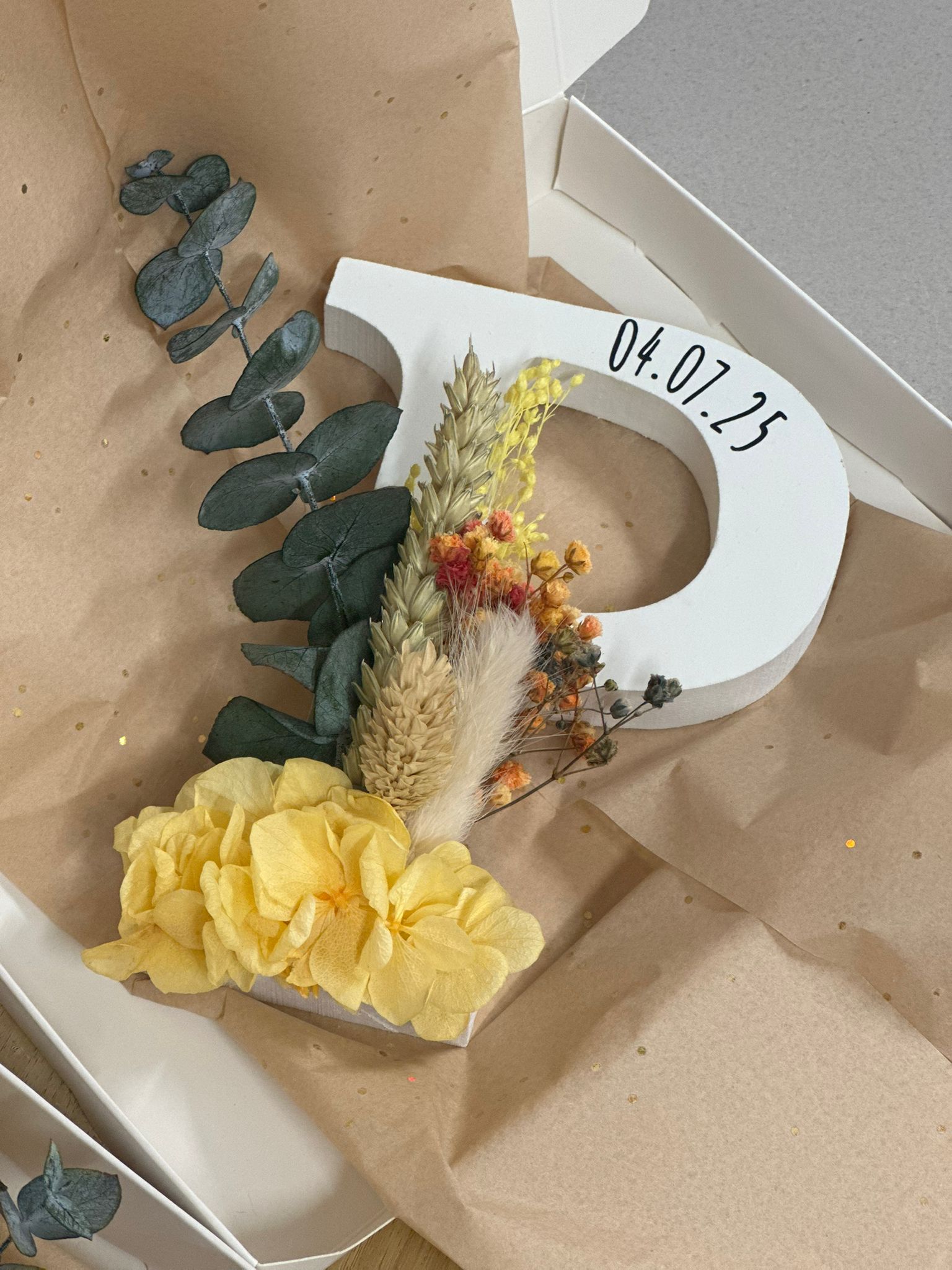 Inicial con flores preservadas ''tonos amarillos''