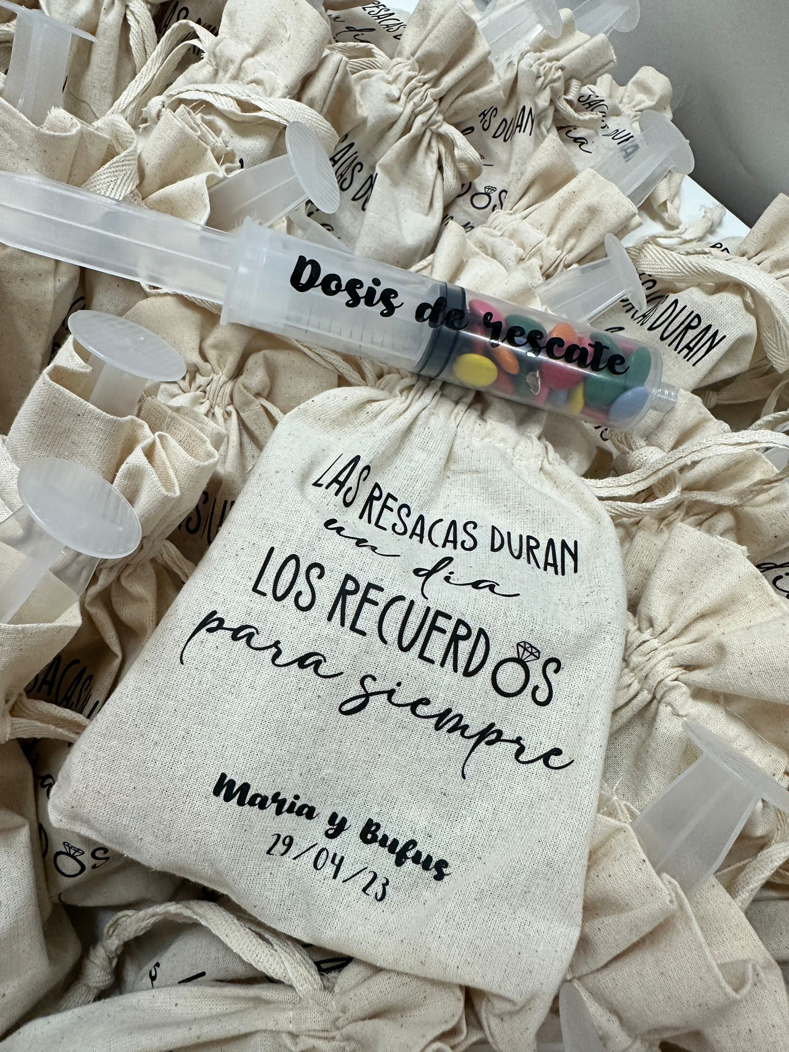 Perchas Personalizadas Boda: Un Toque Significativo