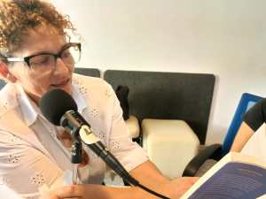 Paola Sotomayor lee un fragmento de Mujeres que corren con los lobos.