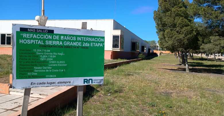 Pacientes se acercan al sector de guardia del Hospital Dr. Osvaldo P. Bianchi, donde se mantiene la atención de urgencias mientras continúan suspendidas las actividades en los consultorios externos.