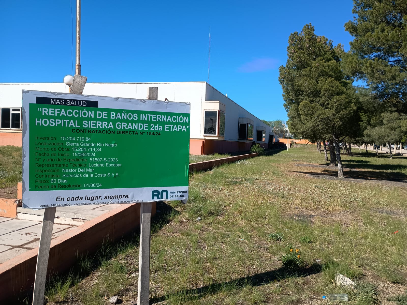 Pacientes se acercan al sector de guardia del Hospital Dr. Osvaldo P. Bianchi, donde se mantiene la atención de urgencias mientras continúan suspendidas las actividades en los consultorios externos.
