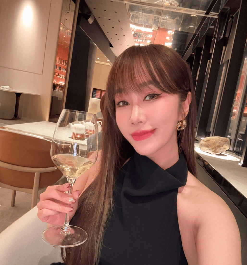 警方於攀岩館內協助館方處理爭議並維持現場秩序。