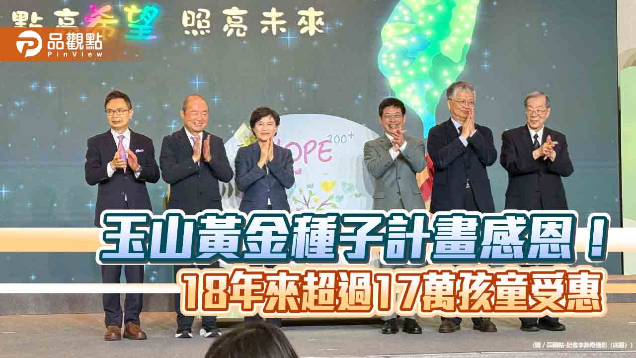 精神康復者在草地練習足球傳接，透過運動重拾生活自信。