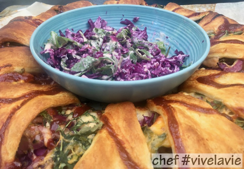 Croissantdeegring met rode kool en rucola