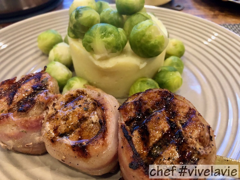 Varkenshaas met gerookt spek spies en spruitjes