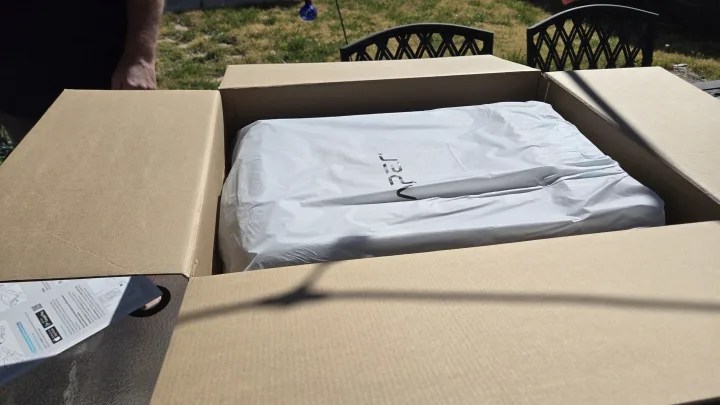 Aiper Surfer S2 Solar Powered Pool Surface Skimmer Robot - Unboxing