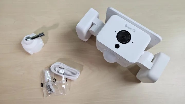 Reolink Solar Floodlight Camera (What's in the box)