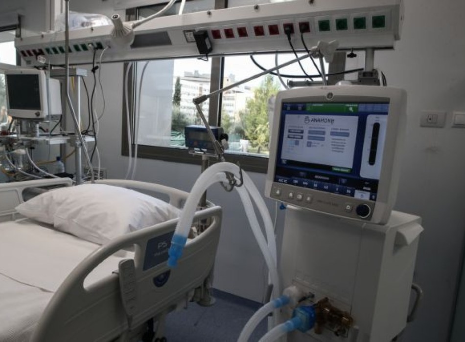 Κοροναϊός – Γυμνή ασθενής επιτέθηκε σε γιατρούς και νοσηλευτές