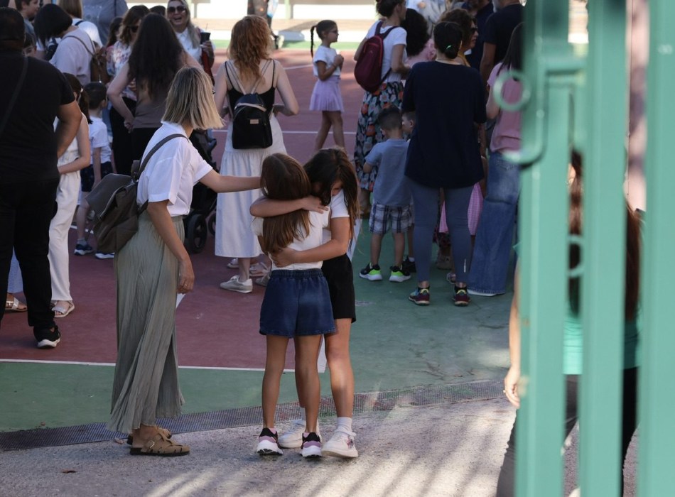 Αγιασμός στα σχολεία με κενά και ελλείψεις (photos)