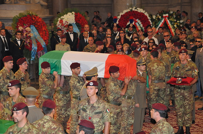 An explosion hit a crowd of afghans trying to enter the kabul airport#afghanistan #kabul. I funerali di Stato delle 6 vittime dell'attentato di ...