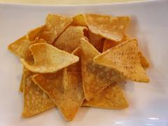 Deliciosos triángulos de maíz crujientes y dorados, perfectos para acompañar tus comidas o disfrutar como snack en cualquier momento.