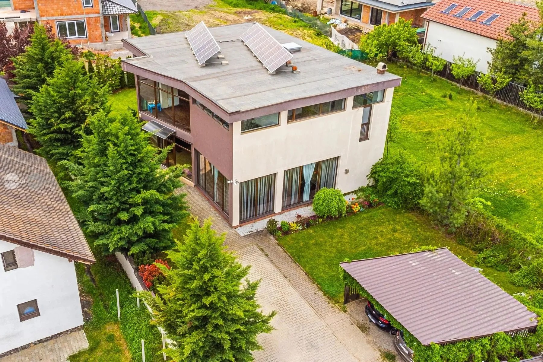 FOTÓ – 395 ezer euróért árulják a Marosvásárhely melletti luxusvillát